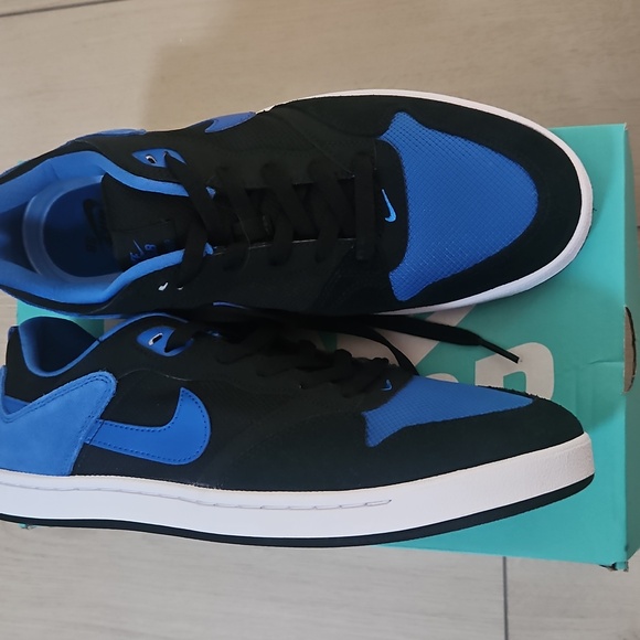 Nike Black and Blue Sneakers Size 11 Mens Shoes - Picture 2 of 6